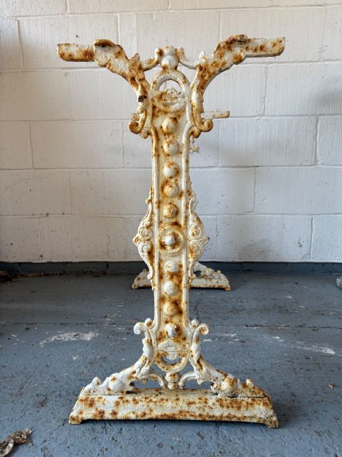 A WHITE PAINTED VICTORIAN CAST IRON GARDEN TABLE BASE WITH 110CM MARBLE TOP - ADDITIONAL PHOTO 6