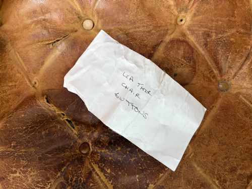 AN EDWARDIAN BUTTON AND STUDDED LEATHER ANTIQUE WING BACK ARM CHAIR C1910 - ADDITIONAL PHOTO 11