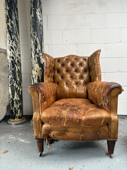 AN EDWARDIAN BUTTON AND STUDDED LEATHER ANTIQUE WING BACK ARM CHAIR C1910 - ADDITIONAL PHOTO 3