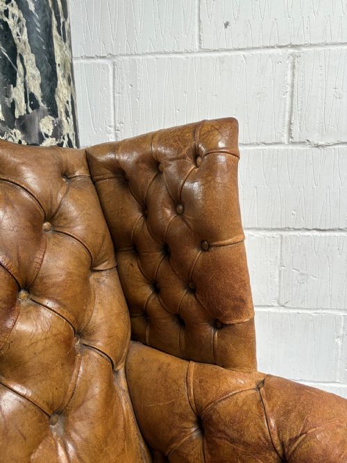 AN EDWARDIAN BUTTON AND STUDDED LEATHER ANTIQUE WING BACK ARM CHAIR C1910 - ADDITIONAL PHOTO 4