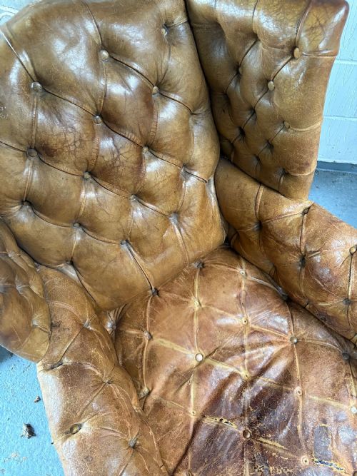 AN EDWARDIAN BUTTON AND STUDDED LEATHER ANTIQUE WING BACK ARM CHAIR C1910 - ADDITIONAL PHOTO 7