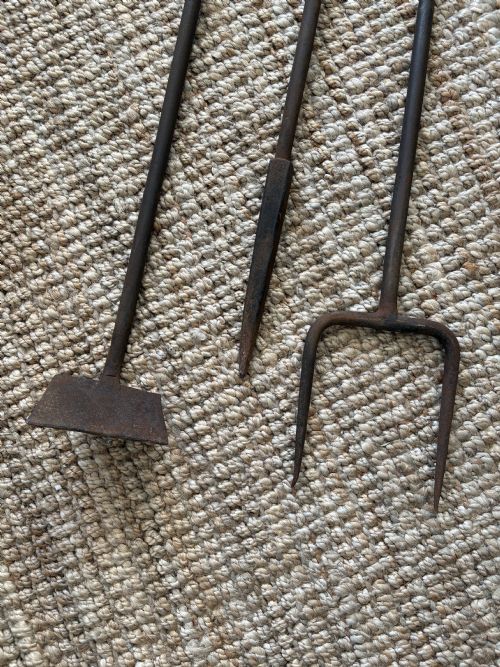 A LARGE ESTATE MADE SET OF 3 WROUGHT IRON FIRE TOOLS 128CM COUNTRY HOUSE ANTIQUE - ADDITIONAL PHOTO 3