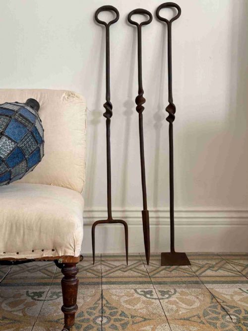 A LARGE ESTATE MADE SET OF 3 WROUGHT IRON FIRE TOOLS 128CM COUNTRY HOUSE ANTIQUE - ADDITIONAL PHOTO 1