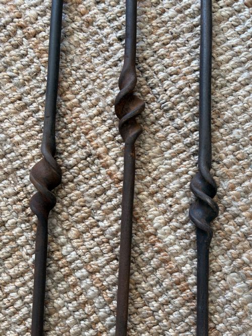 A LARGE ESTATE MADE SET OF 3 WROUGHT IRON FIRE TOOLS 128CM COUNTRY HOUSE ANTIQUE - ADDITIONAL PHOTO 2