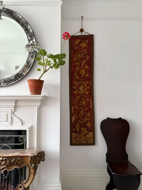 AN 18THC VENETIAN OR OTTOMAN HANGING WALL SILK 162CM WITH DRAGONS AND CENTURION - ADDITIONAL PHOTO 1
