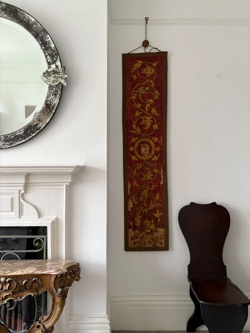 AN 18THC VENETIAN OR OTTOMAN HANGING WALL SILK 162CM WITH DRAGONS AND CENTURION - ADDITIONAL PHOTO 2
