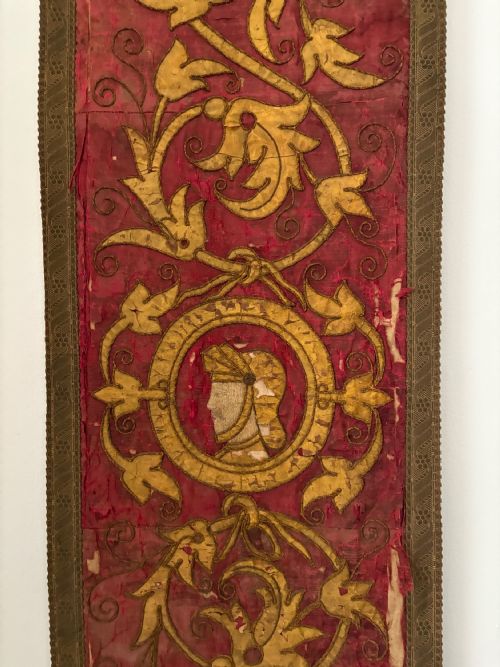 AN 18THC VENETIAN OR OTTOMAN HANGING WALL SILK 162CM WITH DRAGONS AND CENTURION - ADDITIONAL PHOTO 3