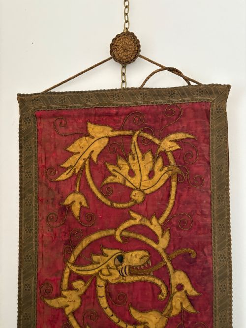 AN 18THC VENETIAN OR OTTOMAN HANGING WALL SILK 162CM WITH DRAGONS AND CENTURION - ADDITIONAL PHOTO 6
