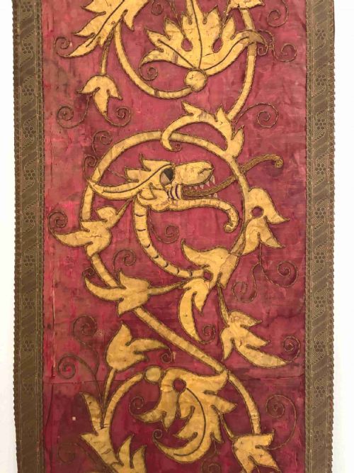 AN 18THC VENETIAN OR OTTOMAN HANGING WALL SILK 162CM WITH DRAGONS AND CENTURION - ADDITIONAL PHOTO 7