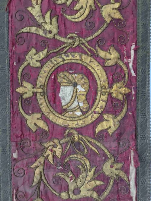 AN 18THC VENETIAN OR OTTOMAN HANGING WALL SILK 162CM WITH DRAGONS AND CENTURION - ADDITIONAL PHOTO 13