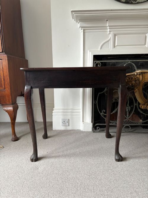 AN EARLY 19TH CENTURY CUBAN MAHOGANY SILVER TABLE CABRIOLE LEGS AND TRIFID FEET 75CM