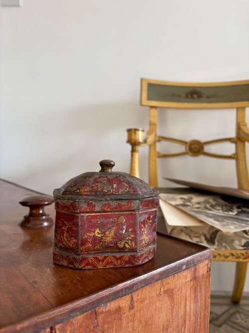 ENGLISH ANTIQUE GEORGE 111 RED CHINOISERIE LEAD TOBACCO CADDY TRINKET BOX WITH LID C1800 12CM - ADDITIONAL PHOTO 1