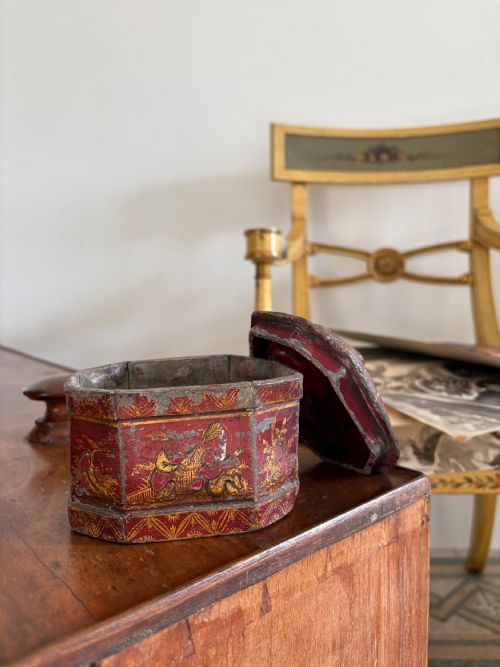 ENGLISH ANTIQUE GEORGE 111 RED CHINOISERIE LEAD TOBACCO CADDY TRINKET BOX WITH LID C1800 12CM - ADDITIONAL PHOTO 2