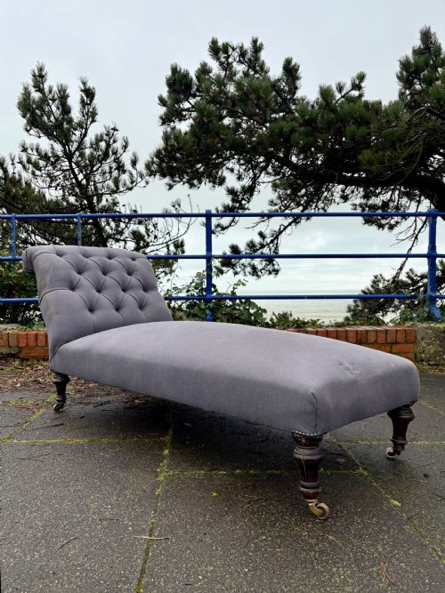 A 19TH CENTURY BUTTON BACK DAY BED MAHOGANY TURNED LEGS AND CASTORS 170CM - ADDITIONAL PHOTO 1