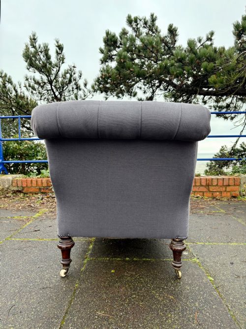 A 19TH CENTURY BUTTON BACK DAY BED MAHOGANY TURNED LEGS AND CASTORS 170CM - ADDITIONAL PHOTO 4
