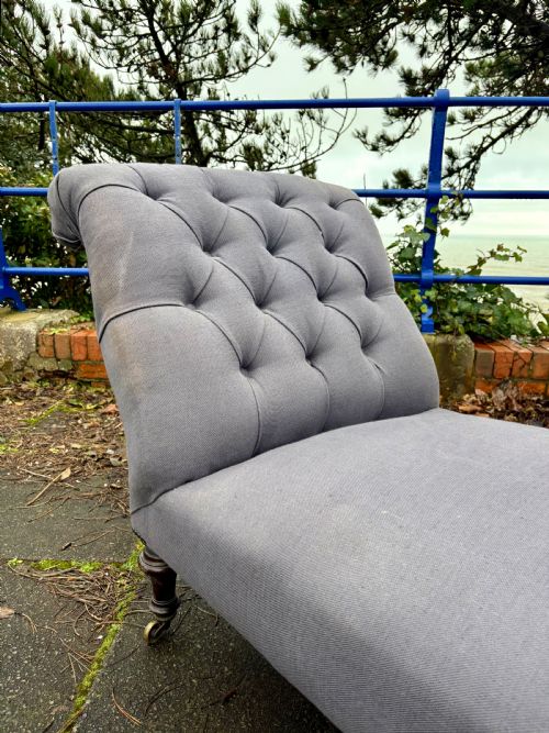 A 19TH CENTURY BUTTON BACK DAY BED MAHOGANY TURNED LEGS AND CASTORS 170CM - ADDITIONAL PHOTO 6