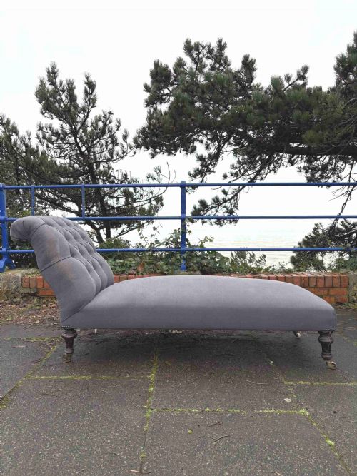 A 19TH CENTURY BUTTON BACK DAY BED MAHOGANY TURNED LEGS AND CASTORS 170CM - ADDITIONAL PHOTO 2