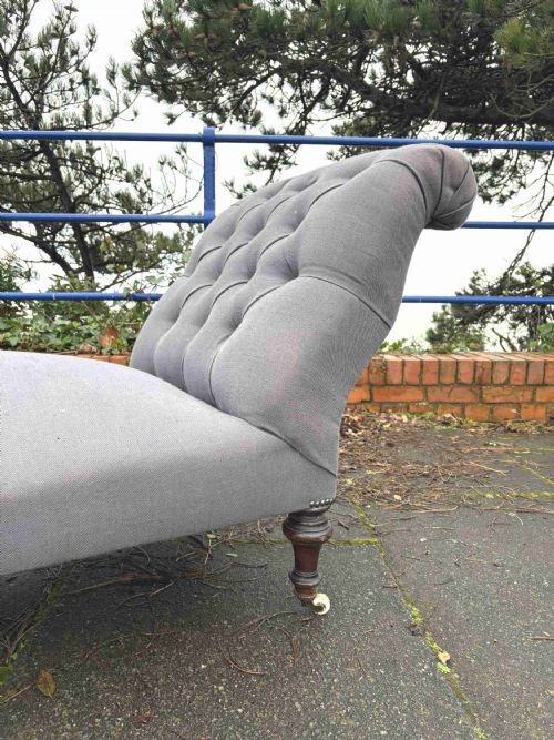 A 19TH CENTURY BUTTON BACK DAY BED MAHOGANY TURNED LEGS AND CASTORS 170CM - ADDITIONAL PHOTO 3