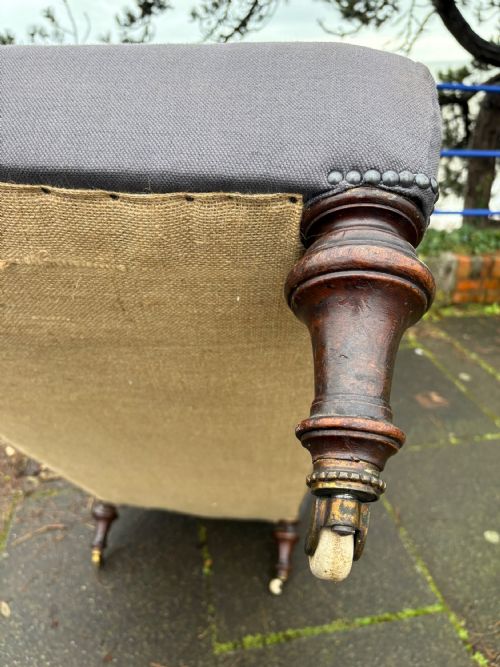 A 19TH CENTURY BUTTON BACK DAY BED MAHOGANY TURNED LEGS AND CASTORS 170CM - ADDITIONAL PHOTO 7