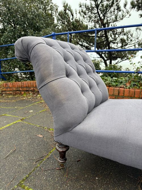 A 19TH CENTURY BUTTON BACK DAY BED MAHOGANY TURNED LEGS AND CASTORS 170CM - ADDITIONAL PHOTO 8