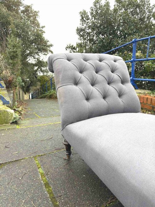 A 19TH CENTURY BUTTON BACK DAY BED MAHOGANY TURNED LEGS AND CASTORS 170CM - ADDITIONAL PHOTO 9