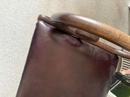 A REGENCY SCROLL ARM MAHOGANY CHAIR WITH LEATHER SEAT AND SABRE LEGS C1820 - ADDITIONAL PHOTO 2