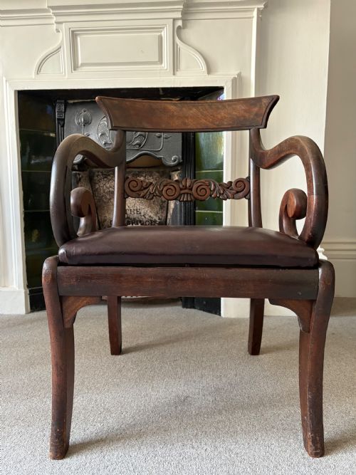 A REGENCY SCROLL ARM MAHOGANY CHAIR WITH LEATHER SEAT AND SABRE LEGS C1820 - ADDITIONAL PHOTO 7