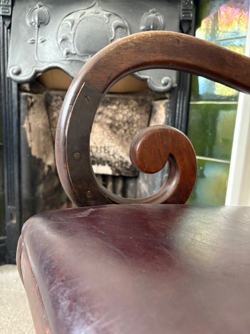 A REGENCY SCROLL ARM MAHOGANY CHAIR WITH LEATHER SEAT AND SABRE LEGS C1820 - ADDITIONAL PHOTO 4