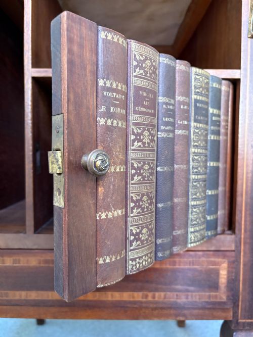 EARLY 20THC FRENCH EMPIRE STYLE MAHOGANY INLAID BEDSIDE CUPBOARD FAUX BOOKENDS - ADDITIONAL PHOTO 4