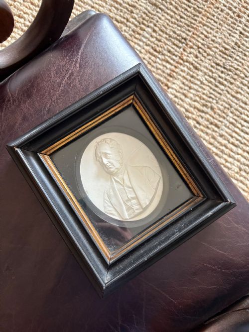 A 19TH CENTURY FRAMED OVAL PLASTER RELIEF PORTRAIT 21CM POSS LORD PALMERSTON - ADDITIONAL PHOTO 1