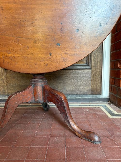 A GEORGIAN SINGLE PLANK CIRCULAR MAHOGANY TILT TOP TABLE C1780 85CM DIAMETER - ADDITIONAL PHOTO 1