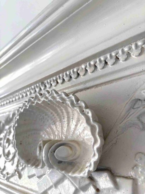 A REGENCY TRIPLE PLATE MIRROR 135CM NEOCLASSICAL MOTIFS C1820 LATER PAINTED - ADDITIONAL PHOTO 3