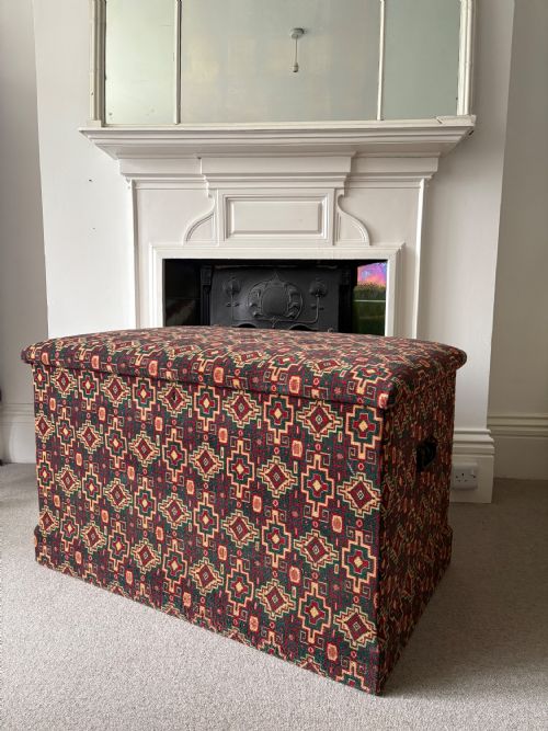 A LARGE 19TH CENTURY PINE UPHOLSTERED ANTIQUE OTTOMAN 100CM FELT LINED STORAGE - ADDITIONAL PHOTO 2