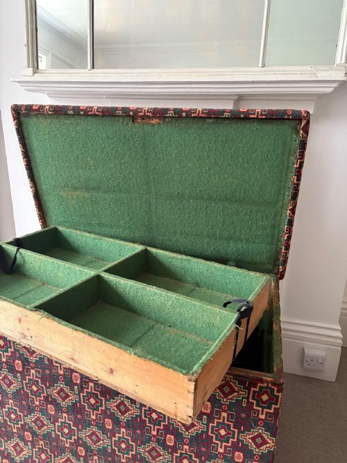 A LARGE 19TH CENTURY PINE UPHOLSTERED ANTIQUE OTTOMAN 100CM FELT LINED STORAGE - ADDITIONAL PHOTO 5