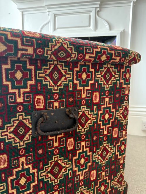 A LARGE 19TH CENTURY PINE UPHOLSTERED ANTIQUE OTTOMAN 100CM FELT LINED STORAGE - ADDITIONAL PHOTO 7