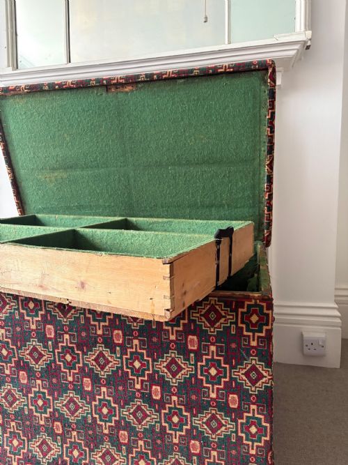 A LARGE 19TH CENTURY PINE UPHOLSTERED ANTIQUE OTTOMAN 100CM FELT LINED STORAGE - ADDITIONAL PHOTO 8