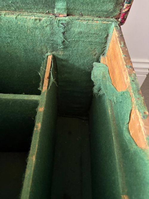 A LARGE 19TH CENTURY PINE UPHOLSTERED ANTIQUE OTTOMAN 100CM FELT LINED STORAGE - ADDITIONAL PHOTO 10