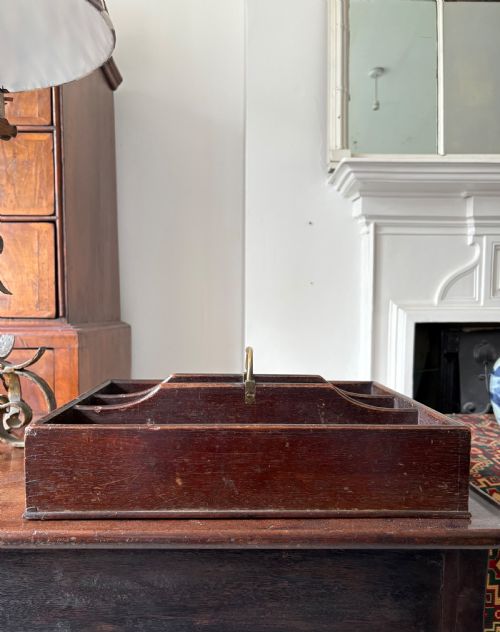A LATE GEORGIAN MAHOGANY BUTLERS CUTLERY TRAY WITH BRASS HANDLE C1790 - ADDITIONAL PHOTO 1