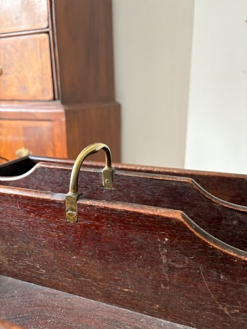 A LATE GEORGIAN MAHOGANY BUTLERS CUTLERY TRAY WITH BRASS HANDLE C1790 - ADDITIONAL PHOTO 2
