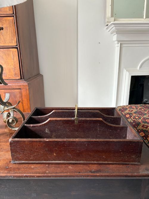 A LATE GEORGIAN MAHOGANY BUTLERS CUTLERY TRAY WITH BRASS HANDLE C1790 - ADDITIONAL PHOTO 7