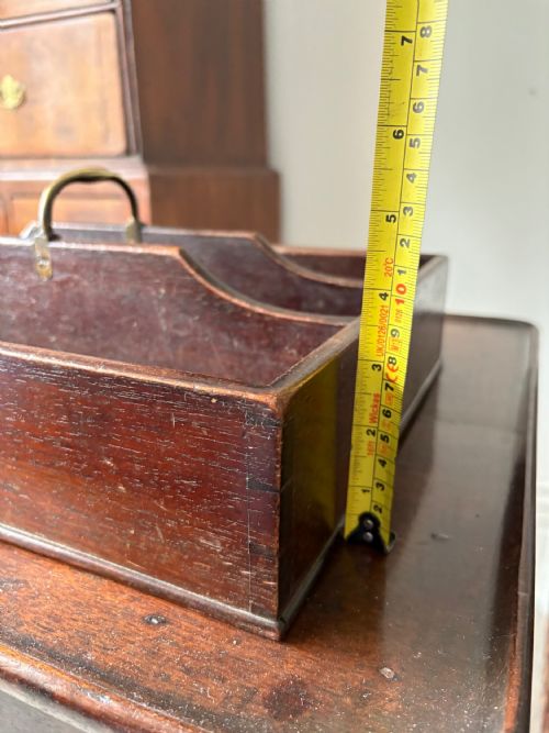 A LATE GEORGIAN MAHOGANY BUTLERS CUTLERY TRAY WITH BRASS HANDLE C1790 - ADDITIONAL PHOTO 10