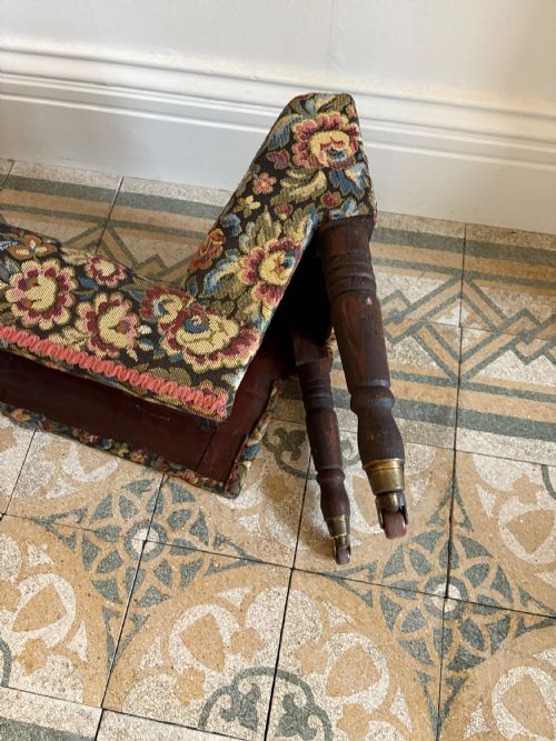 A 19TH CENTURY ENGLISH MAHOGANY FRAME GOUT STOOL ON CASTORS C1880 - ADDITIONAL PHOTO 7