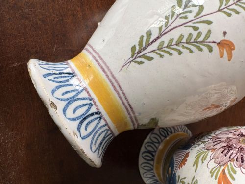 A PAIR OF 18TH CENTURY DUTCH DELFT POLYCHROME VASES 16CM - ADDITIONAL PHOTO 3