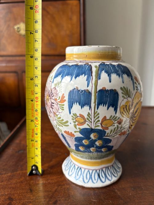 A PAIR OF 18TH CENTURY DUTCH DELFT POLYCHROME VASES 16CM - ADDITIONAL PHOTO 8