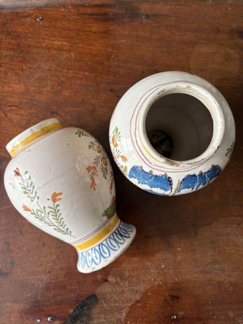 A PAIR OF 18TH CENTURY DUTCH DELFT POLYCHROME VASES 16CM - ADDITIONAL PHOTO 1
