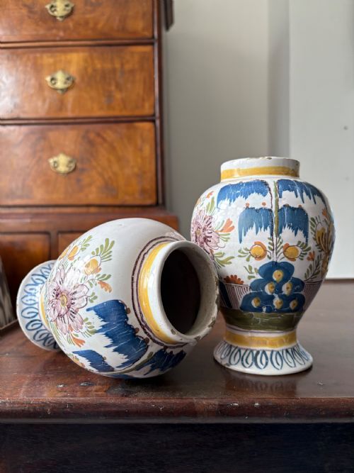 A PAIR OF 18TH CENTURY DUTCH DELFT POLYCHROME VASES 16CM - ADDITIONAL PHOTO 2