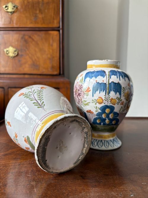 A PAIR OF 18TH CENTURY DUTCH DELFT POLYCHROME VASES 16CM - ADDITIONAL PHOTO 4