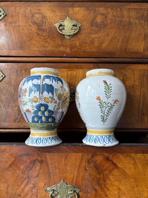 A PAIR OF 18TH CENTURY DUTCH DELFT POLYCHROME VASES 16CM - ADDITIONAL PHOTO 5