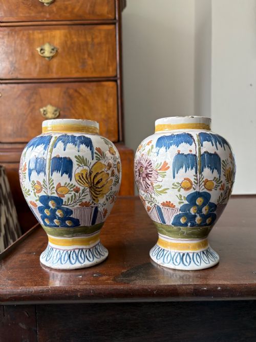 A PAIR OF 18TH CENTURY DUTCH DELFT POLYCHROME VASES 16CM - ADDITIONAL PHOTO 6