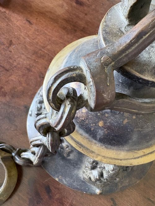 A HEAVILY CAST BRONZE 19TH CENTURY HINDU TEMPLE BELL AND CHAIN 108CM DROP - ADDITIONAL PHOTO 6